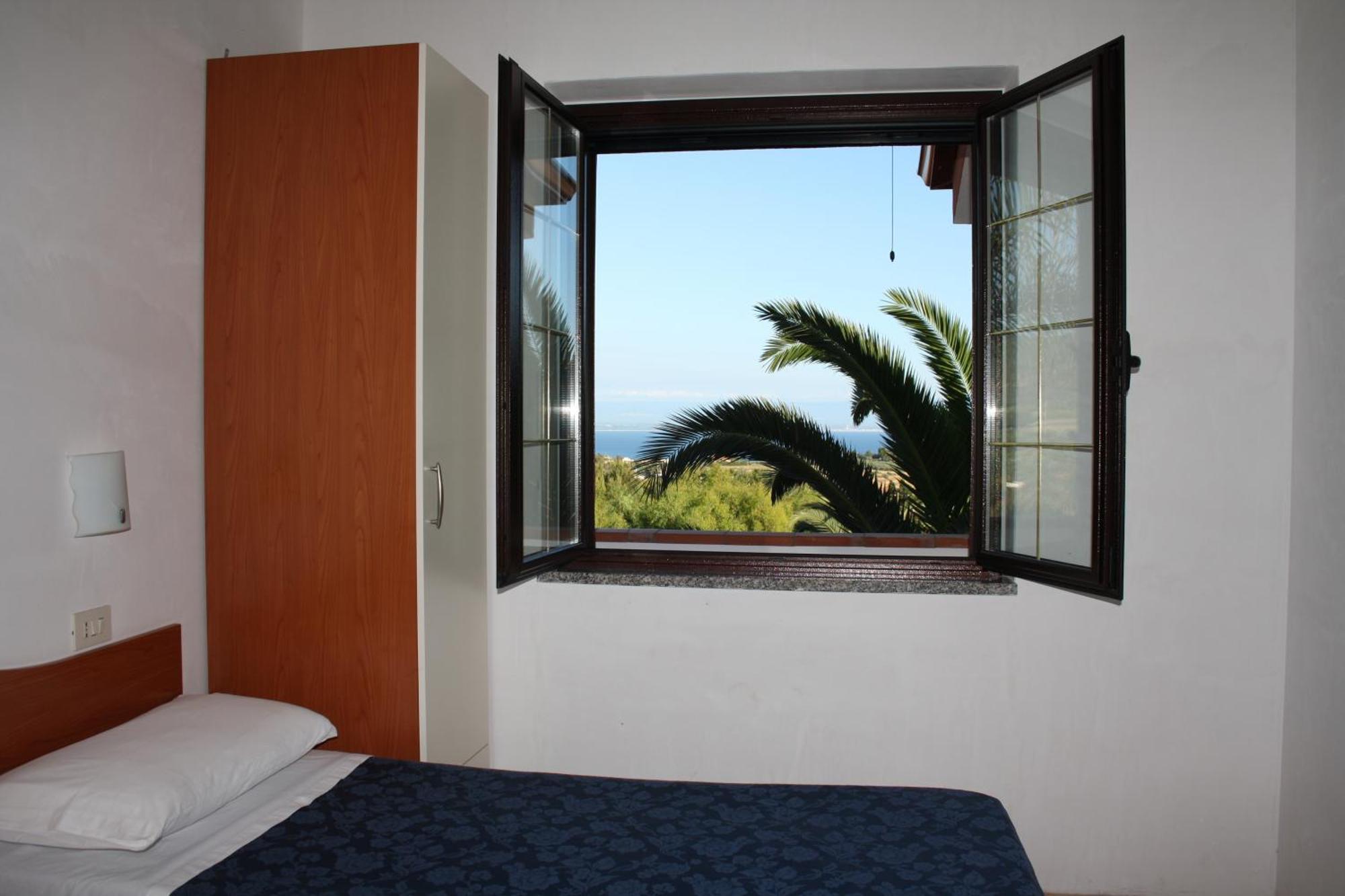 Residence Hotel La Taverna Capo Vaticano Værelse billede